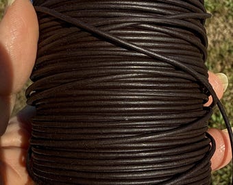 Cordón de cuero marrón mate de 1,5 mm para hacer pulseras envolventes.