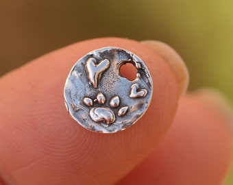Dije de huella de pata diminuta con corazón en plata de ley, SS-1107