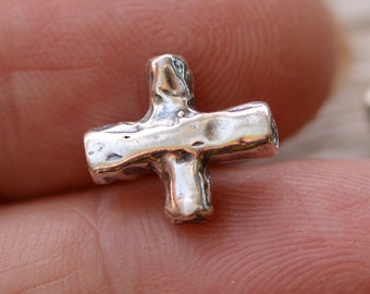 Cruz artesanal pequeña en plata de ley