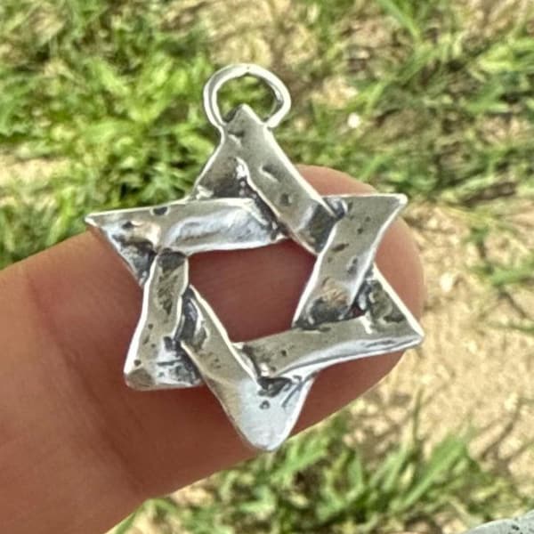 Colgante artesanal de plata de ley con estrella de David