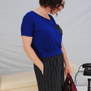 Upcycling einzigartiges modernes Kleid in königsblau und schwarzen Nadelstreifen mit Hemdsaum, Taschen und Knöpfen Größe Large oder Extra Large