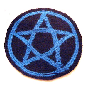 Peut inclure: Un objet rond en crochet bleu et noir avec une étoile à cinq branches au centre.