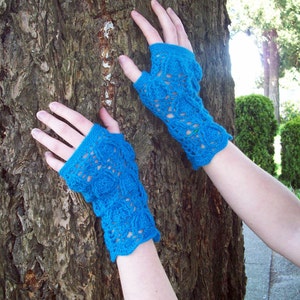 Trilobite lace fingerless mittens in blue