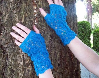 Trilobite lace fingerless mittens in blue