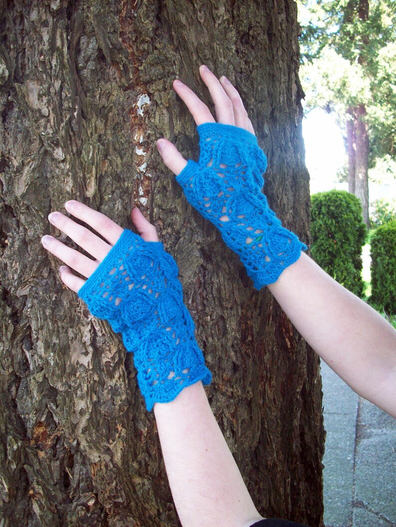 Trilobite lace fingerless mittens in blue image 1