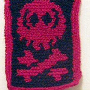 Skull and bones patch in crocheted black and red cotton