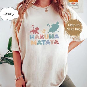 Maglietta retrò Disney Hakuna Matata Comfort Color, Magliette Animal Kingdom, Disney Il Re Leone, Magliette Disney per viaggi in famiglia, Maglietta per le vacanze Disney