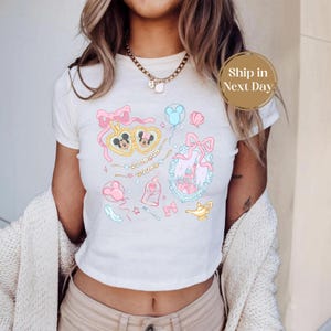Top corto per neonato Mickey Minnie Coquette, maglietta con coppia Disney carina con fiocco e medaglione, ideale per viaggi nel Regno Magico, top corto con medaglione 8190217