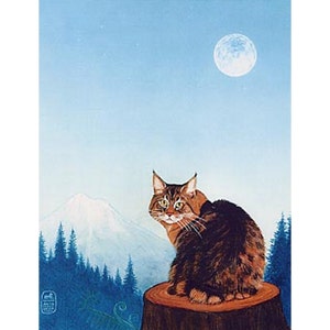 Puede incluir: Un gato atigrado marrón se sienta en un tocón de árbol, mirando por encima del hombro. El gato está en un entorno boscoso con una montaña nevada en el fondo y una luna llena en el cielo.