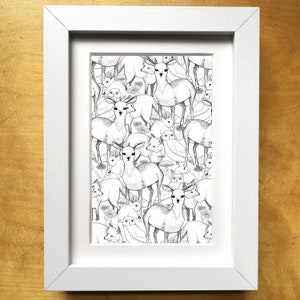 以下が含まれることがあります： シカとフクロウの繰り返しパターンを描いた白黒のイラスト。白い額縁に収められています。