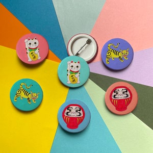 Badge button da 38 mm - Engimono, portafortuna giapponese, colori e disegni assortiti disponibili