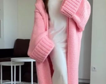 Handgefertigter, bodenlanger Cardigan – Maßgeschneiderter Wollstrickmantel