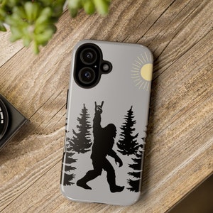 Custodia rigida per iPhone con scritta Bigfoot Rock On, pini e sole, accessorio fantastico a tema Bigfoot, regalo per amanti della vita all'aria aperta, escursionisti e appassionati di paranormale