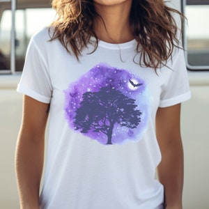 Koszulka unisex Starry Night Oak Tree, koszulka Nature Lover, koszulka Night Sky, top Oak Silhouette, koszulka Moon and Tree, odzież Outdoor Adventure