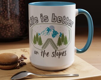 Das Leben ist besser auf den Pisten Becher, Skibrille und Berg Grafik, Skifahrer Geschenk, Winter Geschenk, Skifahren, Cabin Decor, Kaffeetasse, Teetasse