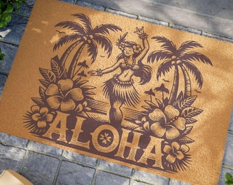 Könnte beinhalten: Eine rechteckige Fußmatte mit braunem Hintergrund und einer braunen Illustration einer Hula-Tänzerin, Palmen und Hibiskusblüten. Das Wort "ALOHA" ist in großen Buchstaben unten aufgedruckt.
