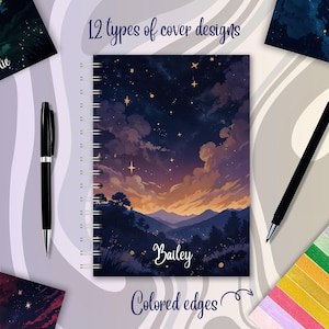 Könnte beinhalten: Spiralgebundenes Notizbuch mit einem Nachthimmel-Design, das eine Landschaft aus Bergen, Wolken und Sternen zeigt. Der Einband ist mit dem Namen "Bailey" personalisiert. Das Bild zeigt auch andere Notizbuch-Cover-Designs, Stifte und den Text "12 types of cover designs" und "Colored edges".