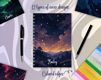 Op de afbeelding: Een spiraalgebonden notitieboek met een nachtelijk landschap van bergen, wolken en sterren, gepersonaliseerd met de naam Bailey. De kaft toont een zonsondergangverloop. Twee zwarte pennen en 12 opties voor gekleurde randen.