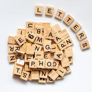 Peças de Scrabble de madeira para arte de parede - Letras maiúsculas para decoração de casa personalizada