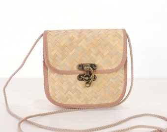 Woven Straw Crossbody Bag: Vintage Accent, Sustainable Fashion