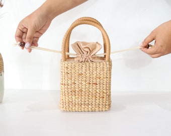 Woven Straw Bag with Leather Handle: Eco-Friendly Handbag