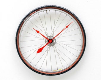 Horloge de roue de vélo recyclée, grande, murale, pneu, équipement, cycle, steampunk, vélo, moderne, route, réutilisation, réutilisation, surcyclage, batterie, chaîne,