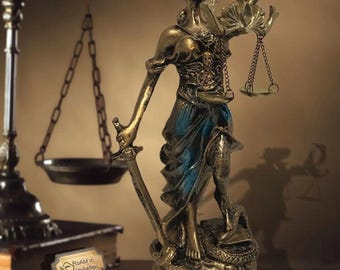 Estatua de la Dama de la Justicia: Diosa con los ojos vendados y balanza - Decoración de despachos de abogados