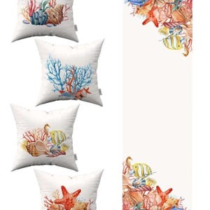 Peut inclure: Coussins blancs avec des motifs aquarelles de coraux, coquillages, étoiles de mer et poissons tropicaux. Les coussins présentent diverses scènes de la vie marine dans des tons de rouge, bleu, jaune et marron. Les motifs sont détaillés et artistiques.
