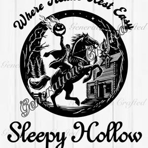 Puede incluir: Ilustración en blanco y negro de un jinete sin cabeza montando un caballo con una calabaza en la mano. El texto "Where Heads Rest Easy" está por encima de la imagen y "Sleepy Hollow New York- Est. 1640" está por debajo de la imagen.
