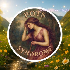 Könnte beinhalten: Ein runder Aufkleber mit einem klassischen Gemälde einer Frau in einem rosa Kleid, mit den Worten "POTS SYNDROME" in einem kreisförmigen Design. Der Hintergrund ist eine Naturszene mit einem Bach und Blumen. Der Text "Generations Crafted" befindet sich über dem Kreis.
