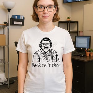 Könnte beinhalten: Weißes T-Shirt mit einer Schwarz-Weiß-Illustration eines Mannes mit Brille und Schnurrbart, mit dem Text "Back to it then". Das Shirt ist Teil der "Generations Crafted"-Kollektion.