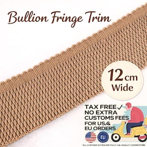 Pode incluir: Guarnição de franjas de cor bege, com 12 cm de largura, com um desenho tecido e uma borda ondulada. O texto "Bullion Fringe Trim" é exibido na parte superior. Adequado para projetos de artesanato e costura.