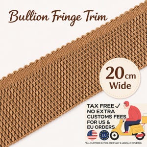 Op de afbeelding: Een beige bullion franje met een geschulpte bovenrand en een dichte, gedraaide koordconstructie. De bies is gemarkeerd als 20 cm breed. De tekst Bullion Fringe Trim staat bovenaan de afbeelding, samen met aanvullende verzendinformatie.