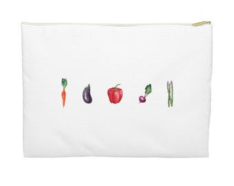 Könnte beinhalten: Weiße Reißverschlusstasche mit Aquarellillustrationen von Gemüse: einer Karotte, einer Aubergine, einem roten Paprika, einer Radieschen und Spargel. Die Tasche hat einen goldfarbenen Reißverschluss und ist aus einem strukturierten Stoff gefertigt.