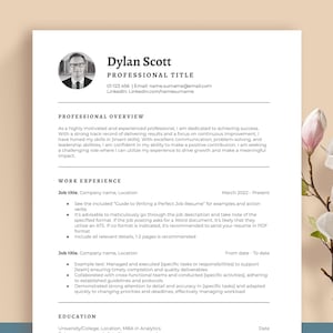 以下が含まれることがあります： 男性のプロのヘッドショットが載った白黒の履歴書テンプレート。履歴書には、自己紹介、職務経歴、学歴のセクションが含まれています。履歴書は箇条書きと見出しでフォーマットされています。