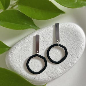 Handgemachte schwarze Polymer Clay Creolen, Silber Bar Anhänger