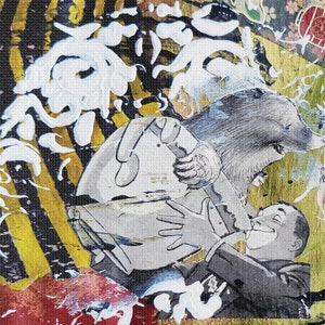 Peut inclure: Un collage représentant un ours tenant un homme en costume. L'ours est gris et l'homme porte un costume noir avec une chemise blanche. L'arrière-plan est un motif rayé jaune et noir avec des éclaboussures de peinture blanche.