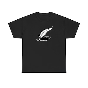 Puede incluir: Camiseta negra con un diseño de pluma blanca y la frase "never give up" en cursiva. El diseño está centrado. La camiseta tiene cuello redondo y mangas cortas.