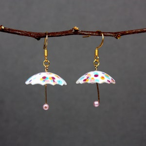 Brincos de guarda-chuva Dotty, brincos em tom dourado, brincos casuais, presentes para ela, brincos estilo verão, brincos para o verão, joias
