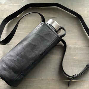 37 fl oz / 1.1 Ltr Reusable leather water bottle carrier in black, unisex, stylish, convenient, Personalize it with initials on a tag