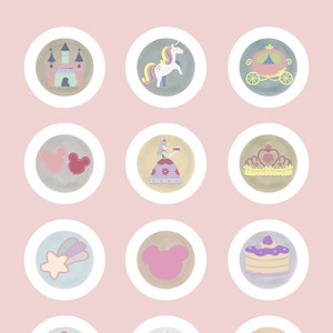 Può includere: Un set di 12 copertine per le storie in evidenza sui social media con un tema fiabesco. Le copertine sono illustrate con immagini di un castello, un unicorno, una carrozza, orecchie di Topolino, una principessa, una corona, una stella cadente, una torta, palloncini, un cupcake e altro ancora.