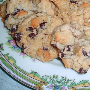 1 Dozen Low-Fat Chocolate Chip Cookies image 3