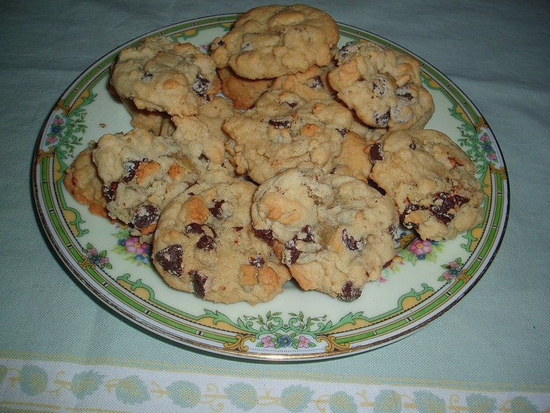 1 Dozen Low-Fat Chocolate Chip Cookies image 4