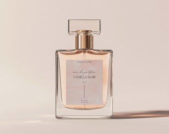 Peut inclure: Un flacon de parfum rectangulaire transparent avec un bouchon doré et un bouchon rectangulaire transparent. L'étiquette indique "MAISON AURA eau de parfum VANILLA NOIR". Le flacon contient un liquide de couleur ambre clair. Le volume net est de 10 ml.