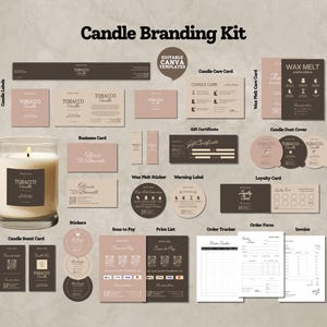 Puede incluir: Un kit de branding de velas con una vela encendida en un tarro de cristal, etiquetas, tarjetas de visita, pegatinas y formularios de pedido. El kit incluye plantillas en tonos marrones, beige y blanco. El texto "Candle Branding Kit" está en la parte superior.