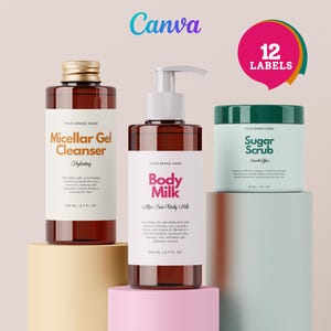 Peut inclure: Trois bouteilles de produits cosmétiques et un pot sont présentés sur des socles. Les produits comprennent un nettoyant Micellar Gel, du lait corporel et un gommage au sucre. Les étiquettes comportent le texte "Canva" et "12 Labels". Les bouteilles sont marron avec des étiquettes blanches.