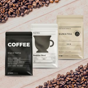 Op de afbeelding: Drie koffiebonenzakken op een houten oppervlak. De zwarte zak zegt "COFFEE" en "Brand Name". De witte zak heeft een koffiekopje en zegt "Breakfast Blend". De beige zak zegt "SUMATRA" en "100% Arabica Beans". Koffiebonen omringen de zakken.