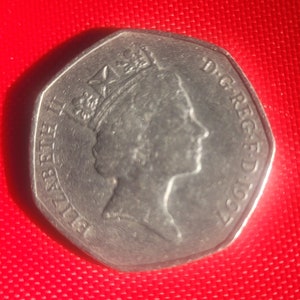 Rara moneda coleccionable de 50p Britannia reina Isabel II Londres Reino Unido dinero cincuenta peniques