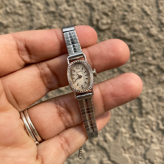 Vintage ladies store caravelle watch