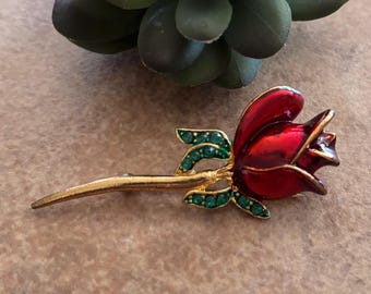 Broche unisex vintage con una sola rosa en tono oro rosa rojo.